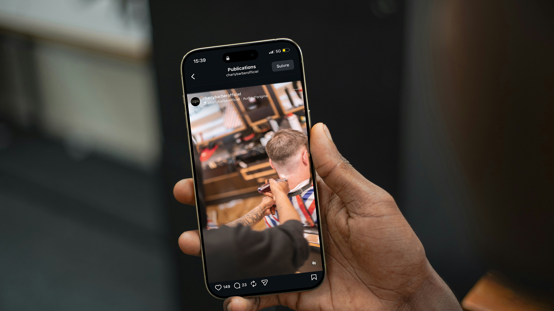 Barber réalisant une coupe de cheveux dans le salon Charly’s Barber à Lausanne